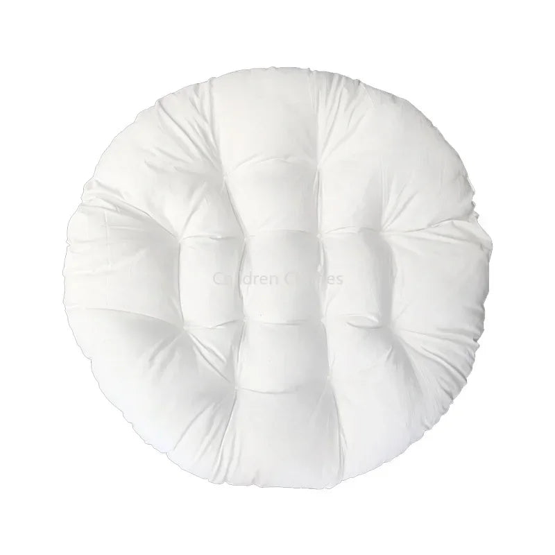 Coussin extérieur violet sur chaise en rotin moderne