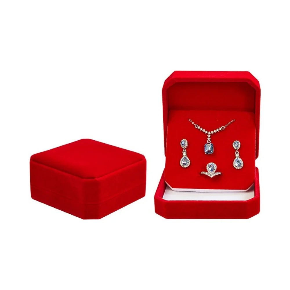 boîtes bijoux velours rouge gris rose bordeaux classiques rangement colliers boucles doreilles