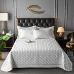 Détail du motif géométrique du couvre-lit en coton et polyester