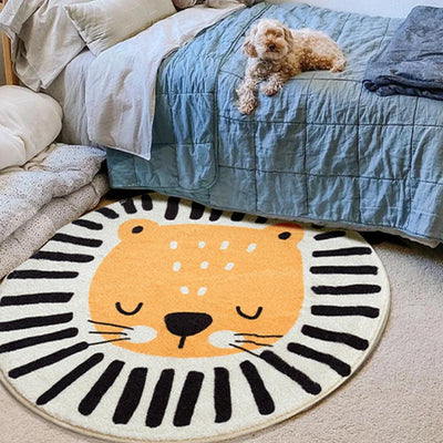Un tapis rond orné d'un motif de tête de léopard décoratif est placé sur le sol à côté d'un lit avec un petit chien posé dessus.