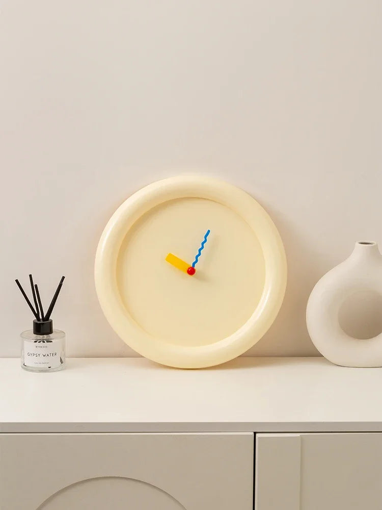 horloge murale moderne miniaiguilles couleurs jaune rouge bleu rond simple