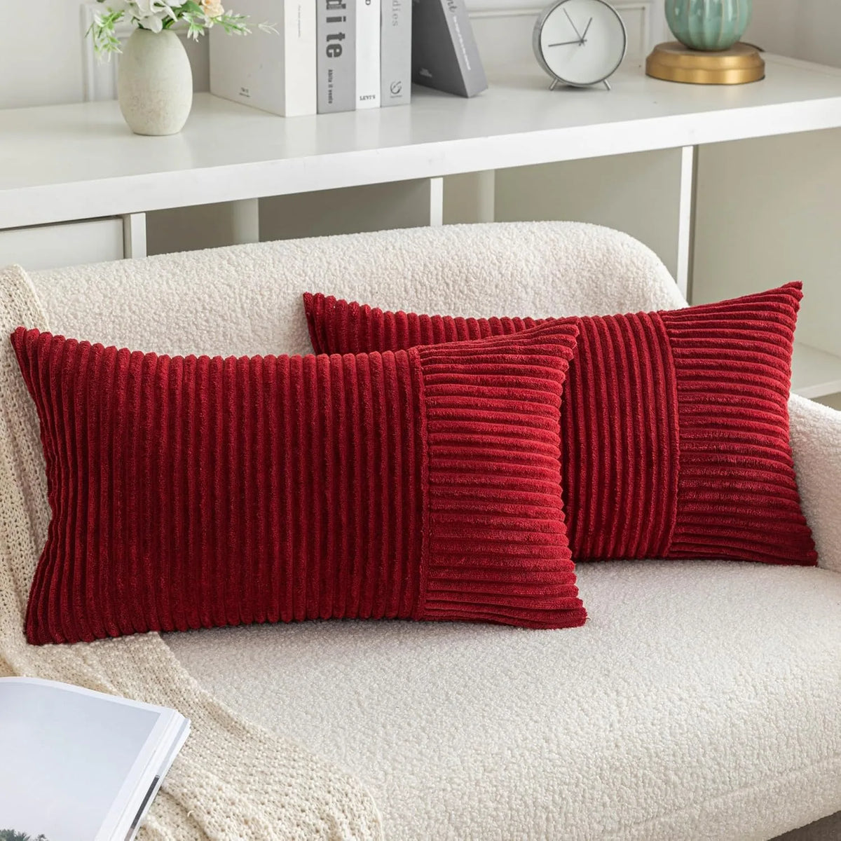 housse coussin rouge velours côtelé motif rayures horizontales décoration salon moderne carré