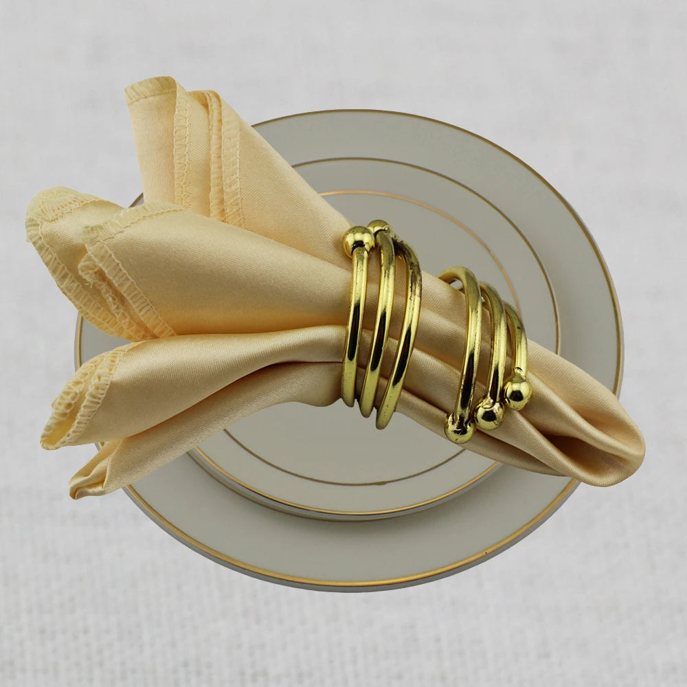 serviette table satin anneau doré mariage décoration table repas classique
