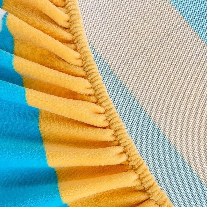 Drap-housse en flanelle dans une chambre décorée avec des coussins coordonnés