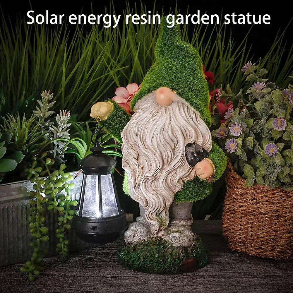 statue gnome decoratif jardin resine vert blanc marron lanterne hache texture mousse rustiqueextérieur