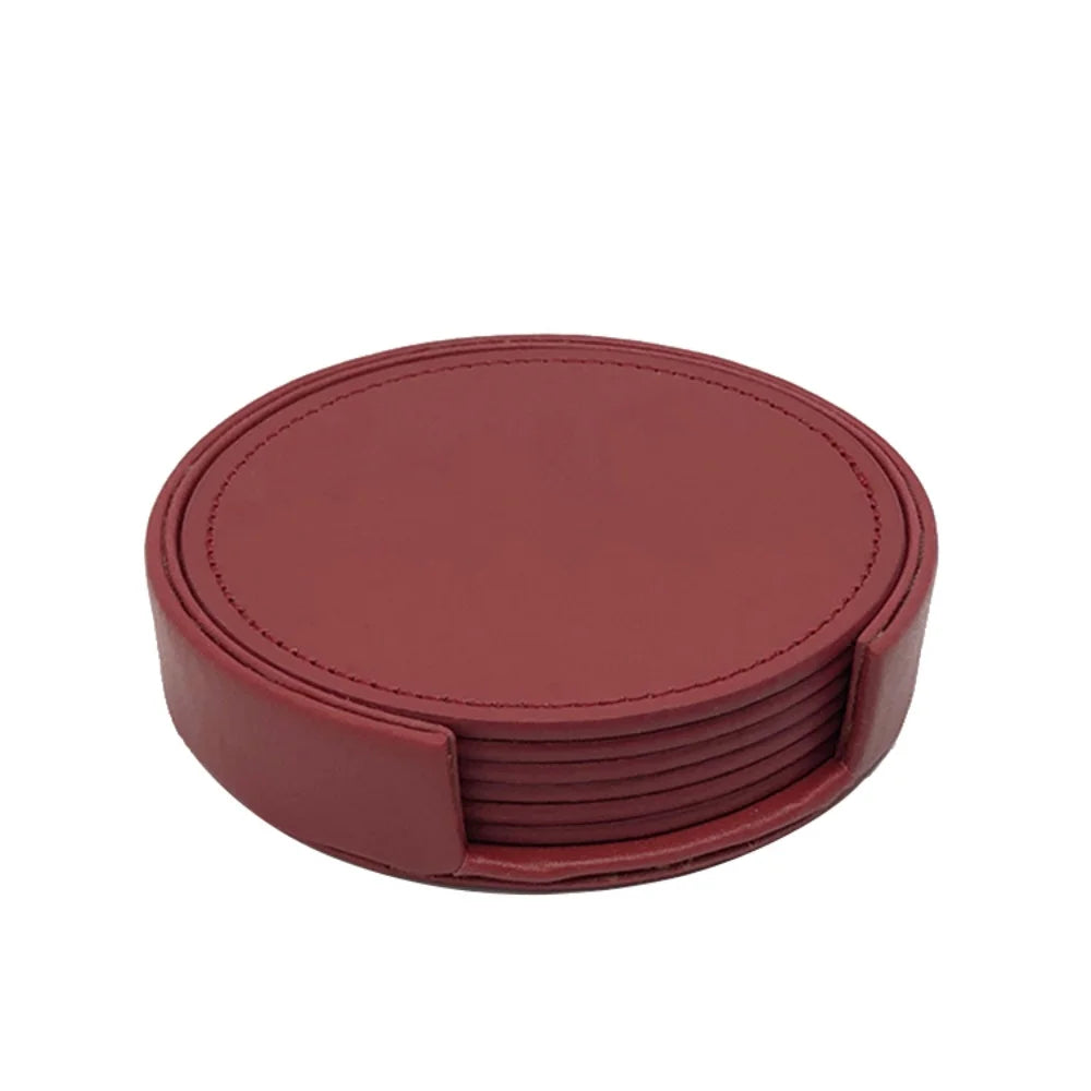 Ensemble de sous-verres ronds en cuir rouge.