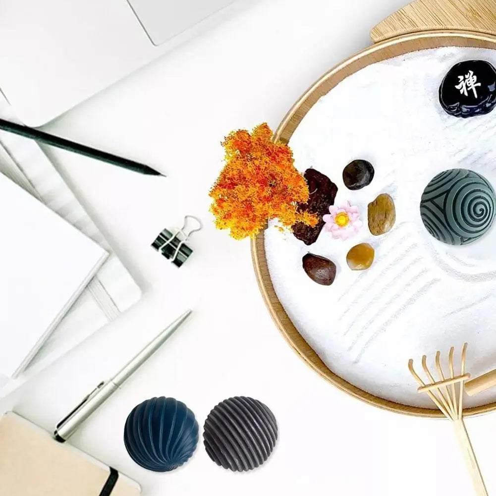 boules décoratives motif gravé spirales lignes horizontales support bois salon entrée table basse