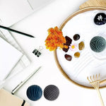 boules décoratives motif gravé spirales lignes horizontales support bois salon entrée table basse