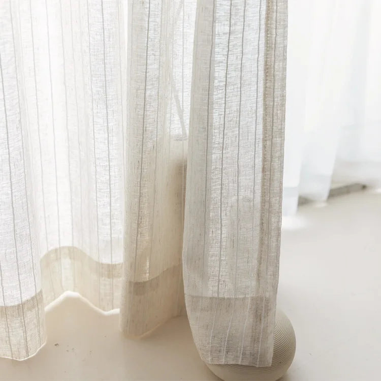 Détail du tissu tulle doux du rideau transparent en lumière naturelle