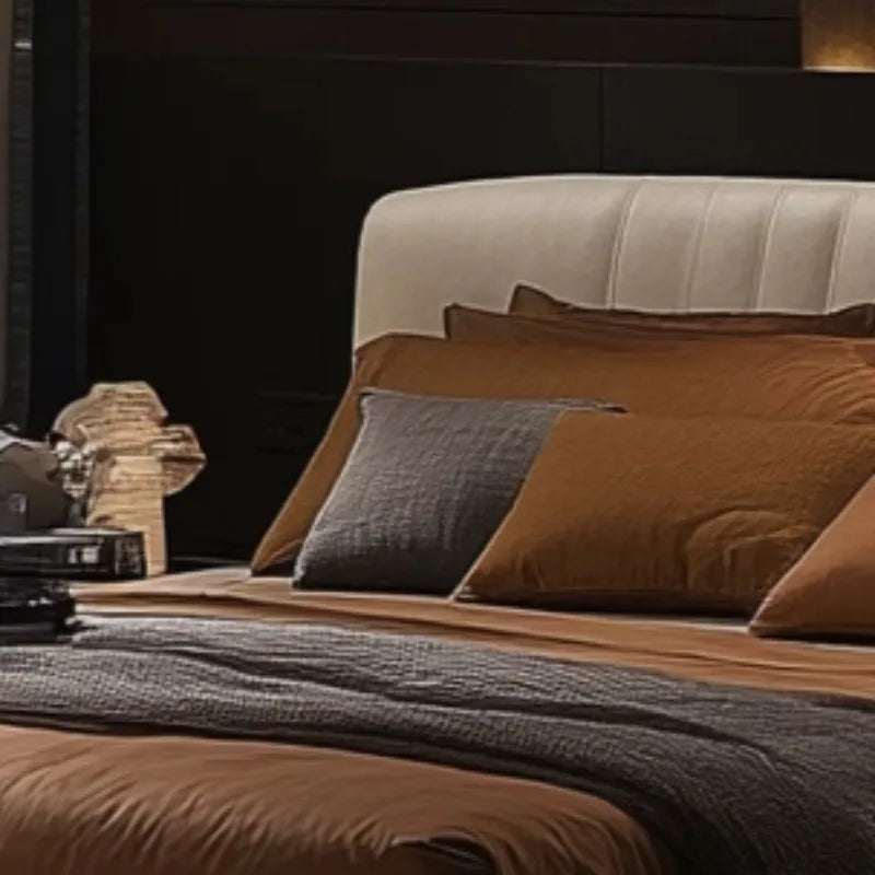 lit moderne tête capitonnée éclairage led beige marron gris velours oreillers coussins chambre élégante