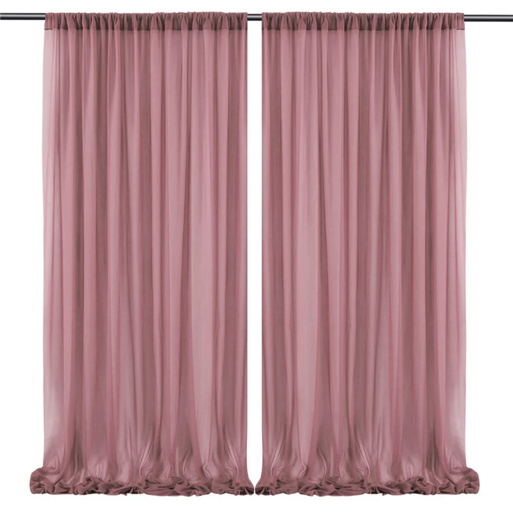 Rideaux légers et élégants de couleur rose pâle pour créer une ambiance douce et apaisante.