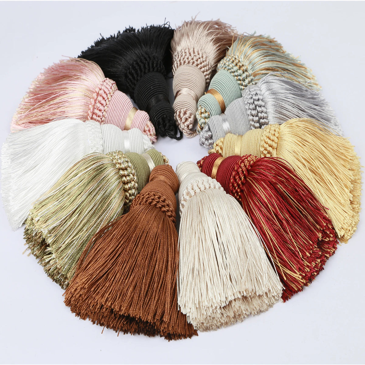 pompons décoratifs tissés élégants gris beige bleu rose noir blanc pièces