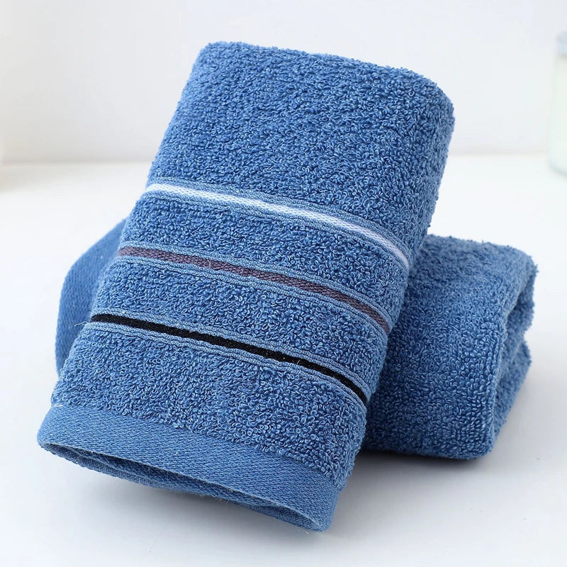 serviettes bain coton rayures horizontales gris clair bleu foncé moderne absorbantes duveteuses minimaliste