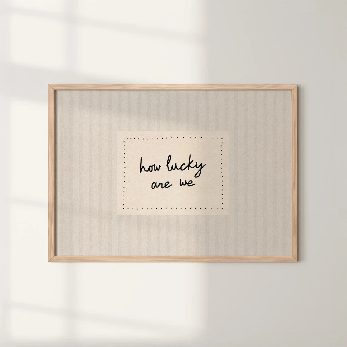 cadre photo minimaliste citation chanceux chambre salon decoration mur bois naturel papier motifs vertical