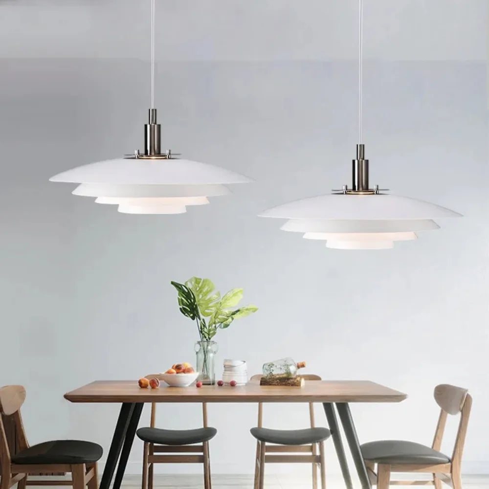 Lampe de chevet suspendue LED blanche design UFO dans un salon moderne