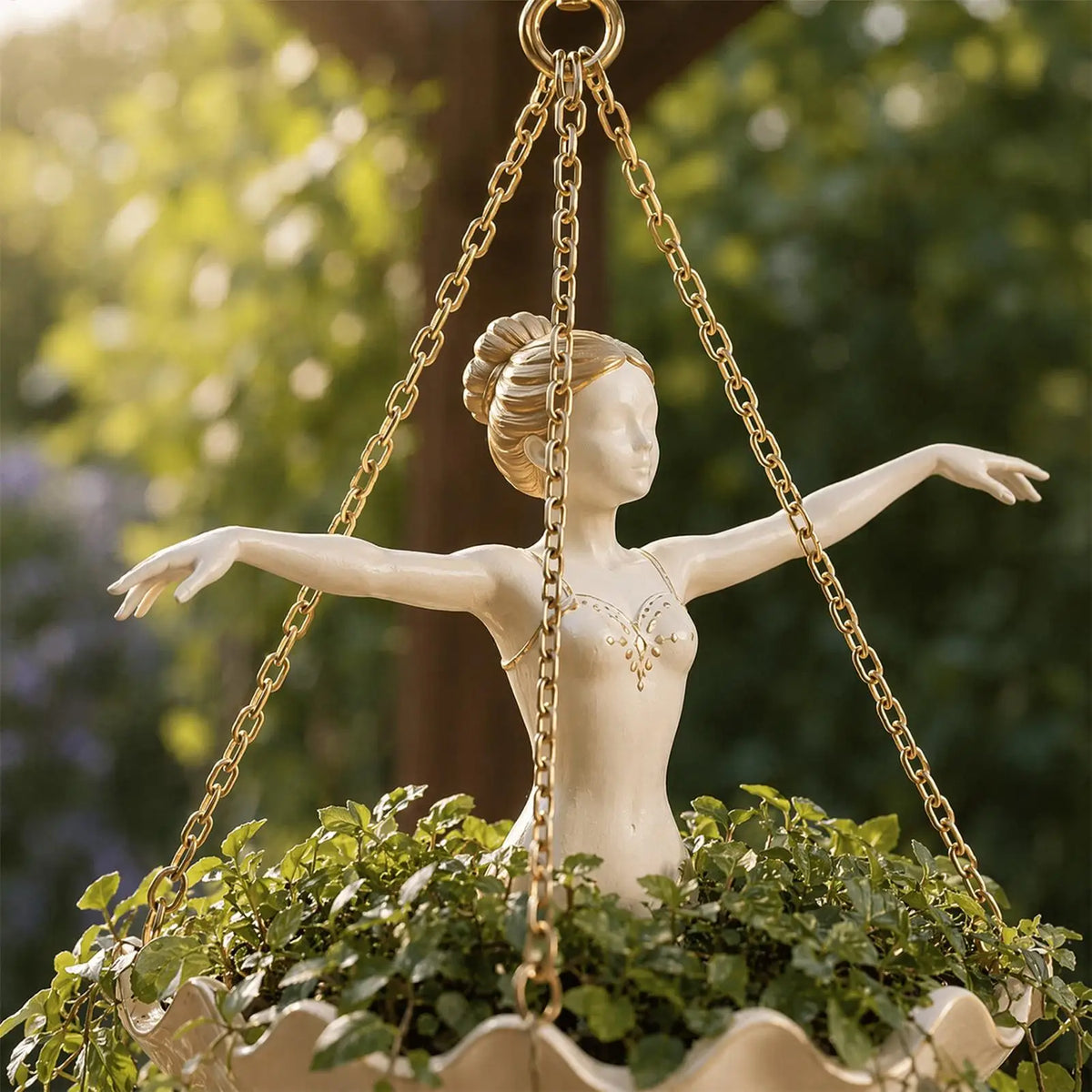 statue danseuse suspendue beige clair robe volants chaînes dorées intérieur romantique classique plante cache