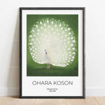 Une vue fascinante d'un magnifique paon étalant ses belles plumes vert émeraude, illustration artistique d'Ohara Koson, un célèbre peintre japonais.