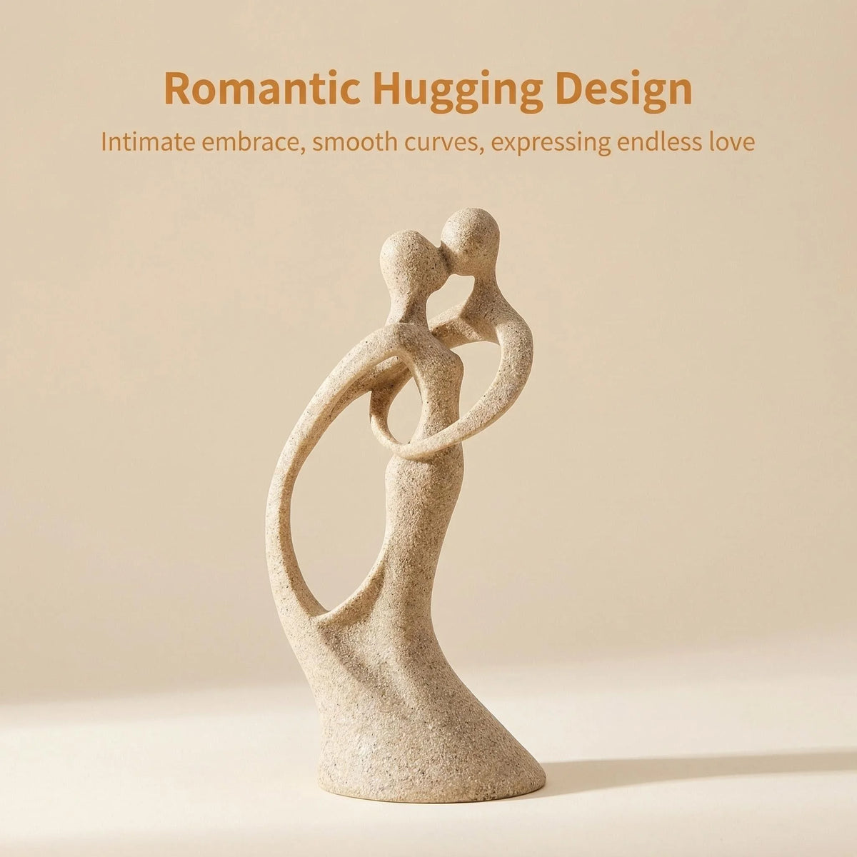 statuette résine couple enlacé beige texture sable romantique fleurs blanches table verte