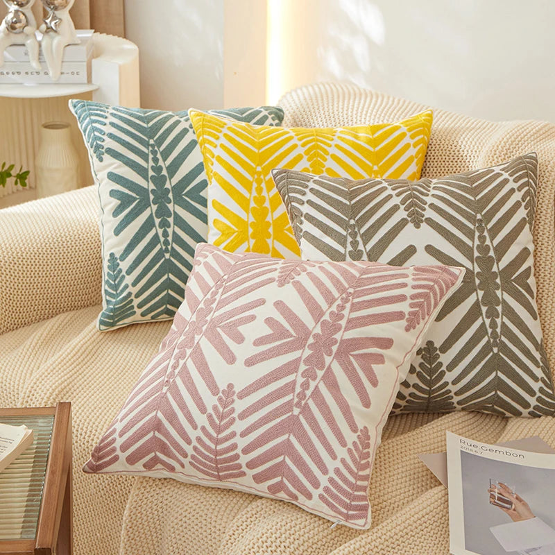 housse coussin carré brodé feuilles stylisées moderne coton polyester beige vert jaune rose fermeture