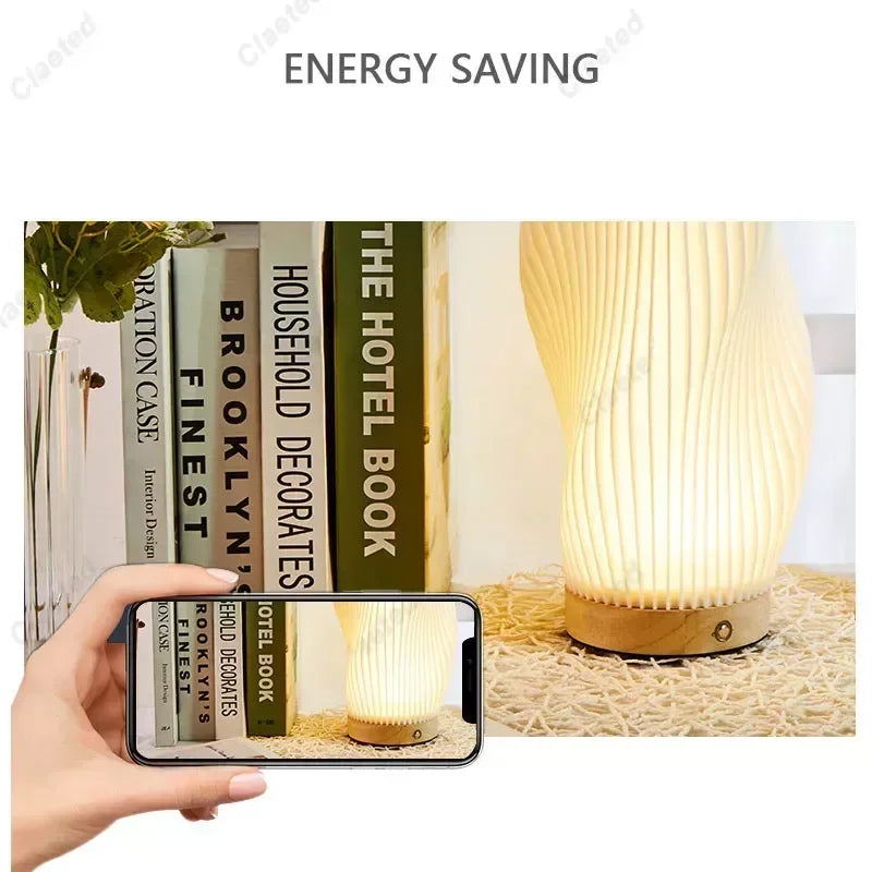 Détail de la lampe de chevet en bois avec abat-jour coloré