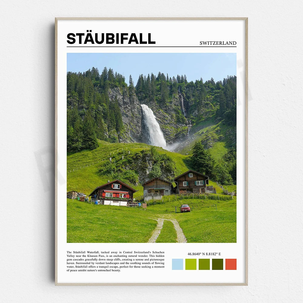 Cette magnifique affiche présente une vue panoramique du majestueux Stäubifall, une splendide cascade nichée dans la vallée de Schachen en Suisse centrale, entourée de paysages verdoyants et de maisons de style traditionnel.