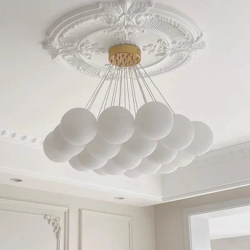 Suspension lumineuse moderne cristal blanc légèrement translucide chaînes métalliques