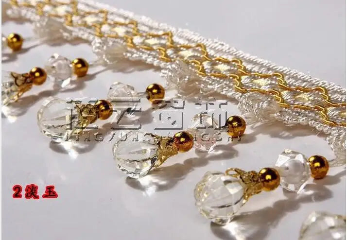 ruban decoratif cristal broderie dorée élégant traditionnel rouge blanc beige gris vert