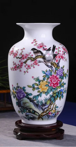 Magnifique vase en porcelaine blanche décoré de fleurs et d'oiseaux colorés dans un style traditionnel chinois.