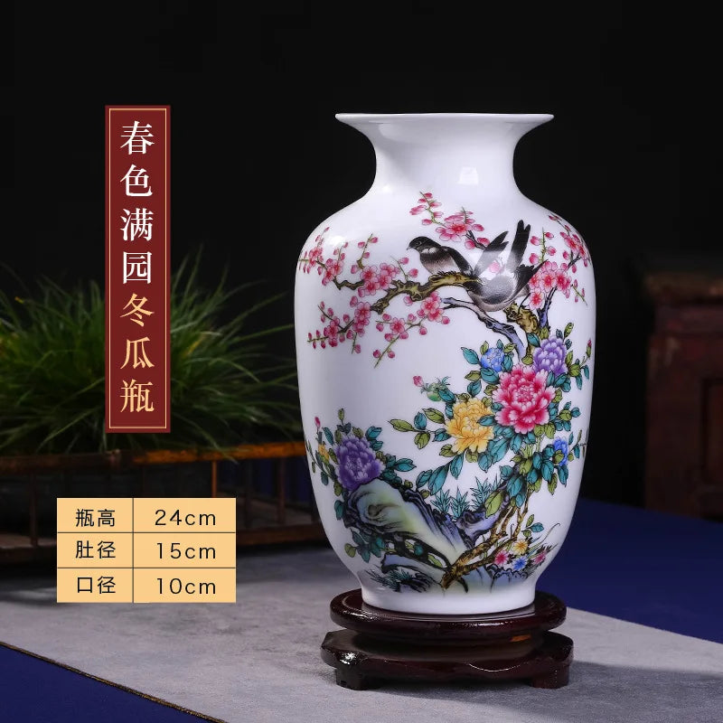 Magnifique vase en porcelaine blanche décoré de fleurs et d'oiseaux colorés dans un style traditionnel chinois.