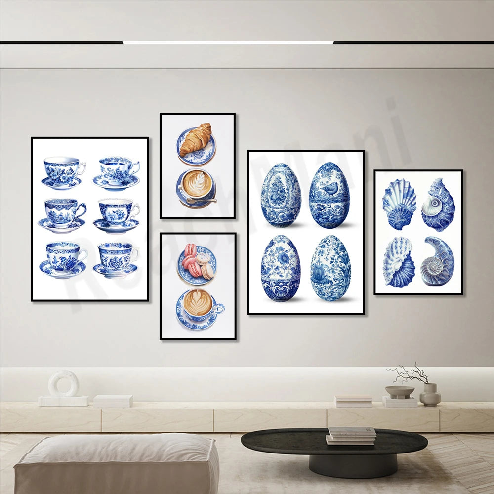 Une magnifique collection d'illustrations bleues et blanches représentant des tasses de thé, des œufs décorés et des motifs de coquillages, créant une ambiance élégante et raffinée.