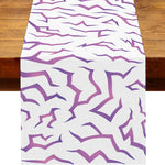 nappe runner moderne violet abstraits vagues assiettes blancs fourchettes couteaux bougie fleurs fruits