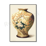 Un magnifique vase en porcelaine orné de fleurs de cerisier et de motifs de feuillage en couleurs chaudes.