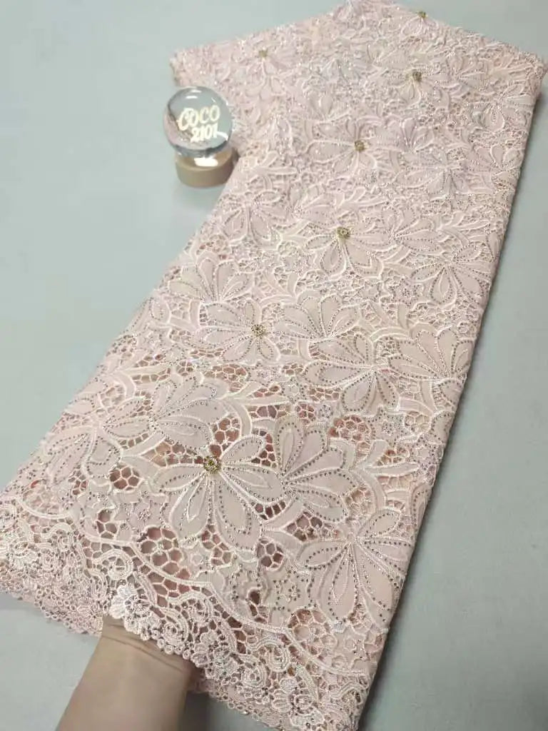 tissu dentelle polyester coton fleurs motifs floraux blanc rose clair noir vert dorées occasion