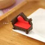 meubles miniatures poupées classiques rouge marron blanc doré texture cuir motifs floraux buste harpe