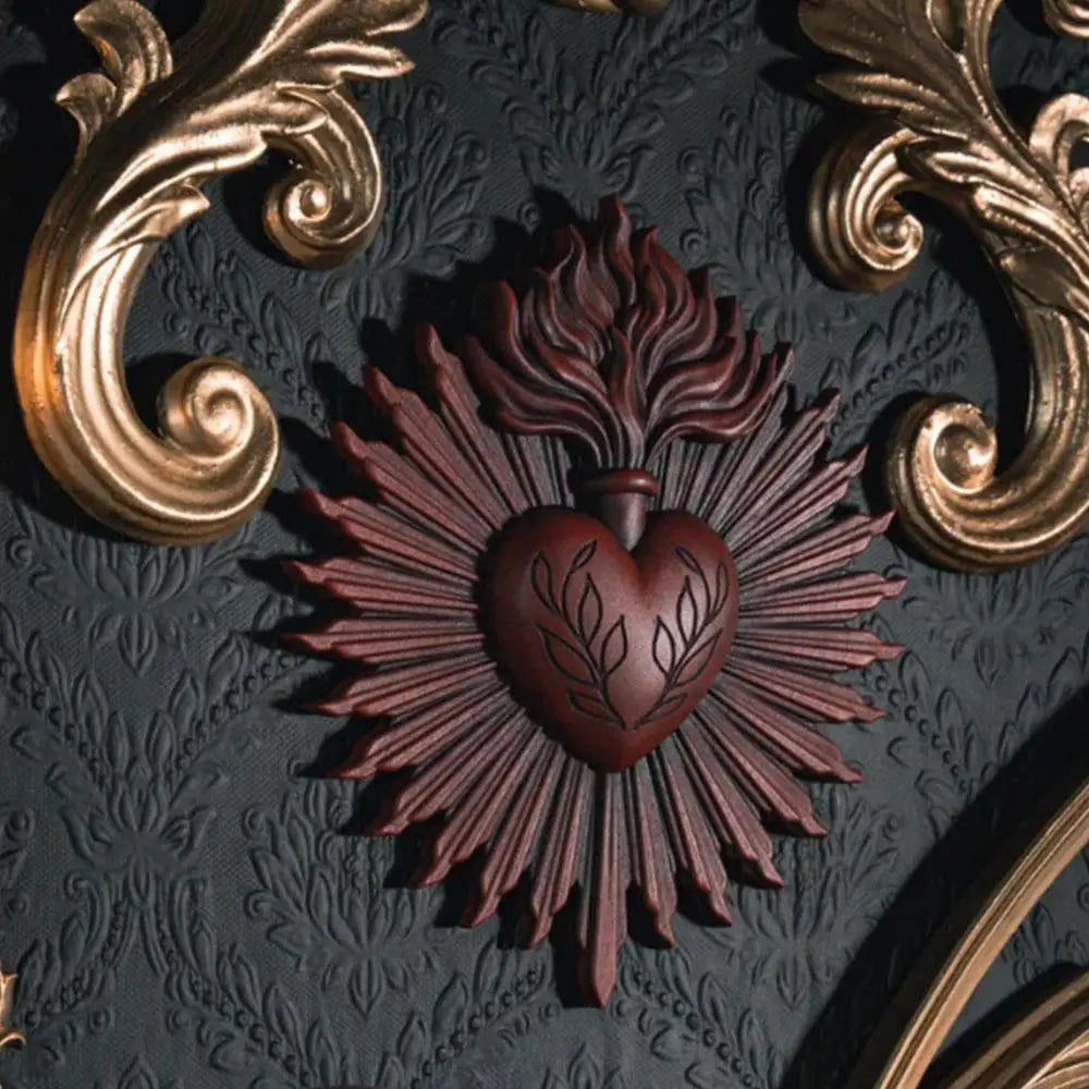 décoration murale cœur gothique or rouge noir relief floral baroque religieux vintage