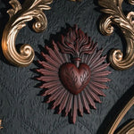 décoration murale cœur gothique or rouge noir relief floral baroque religieux vintage