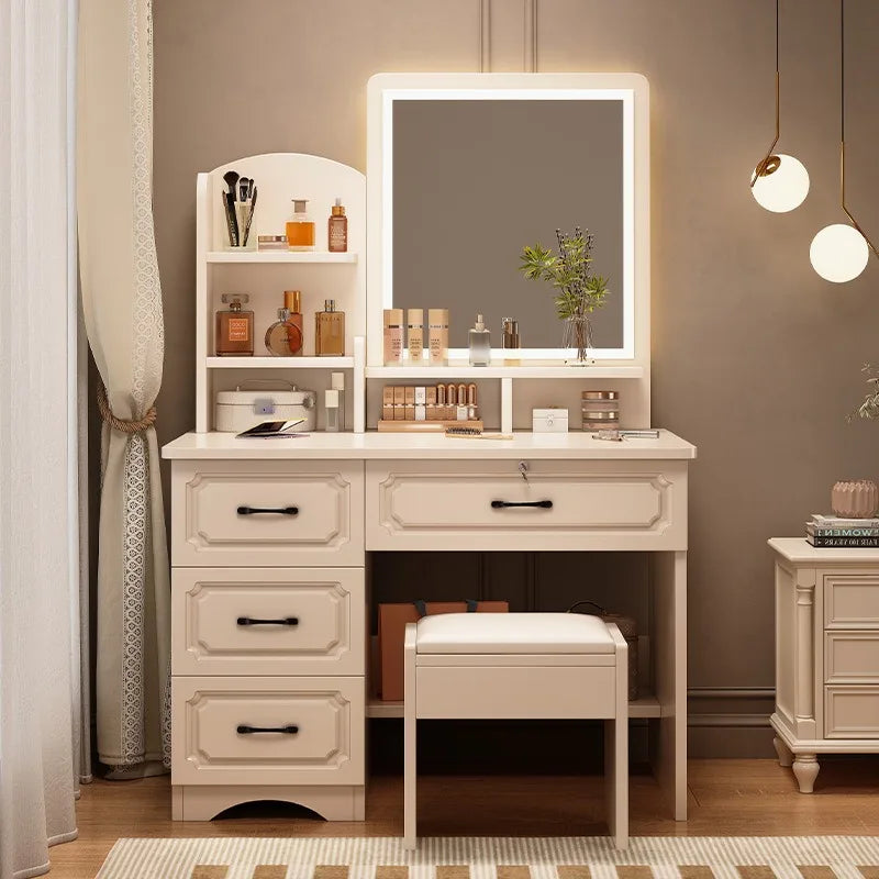 table maquillage moderne bois blanc tiroirs miroir étagère tabouret tapis poignées noires chambre minimaliste