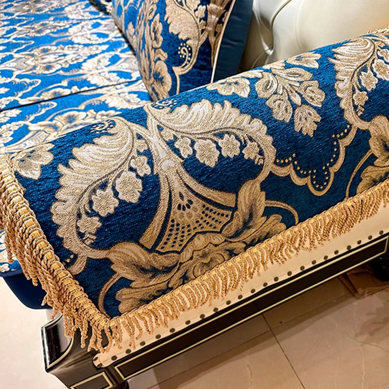 Un magnifique ameublement baroque aux motifs floraux bleus et dorés, avec des franges ornementales, créant une atmosphère de luxe et d'élégance.