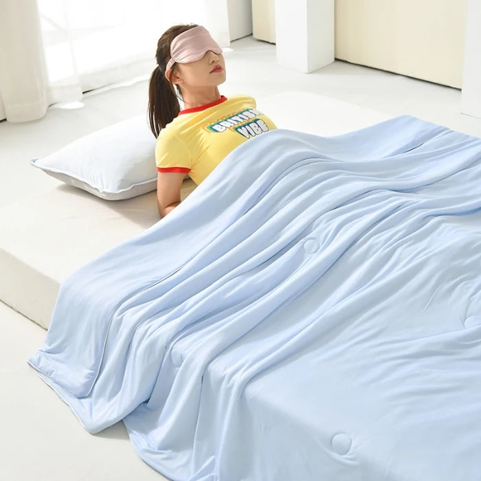 couverture d'été légère soie glacée bleu clair gris grande taille chambre moderne