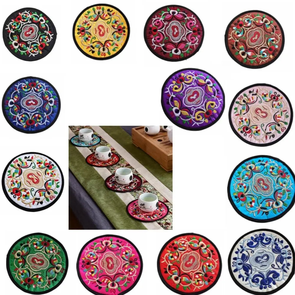 serviettes table traditionnelles brodées fleurs couleur rose ethniques tasses thé