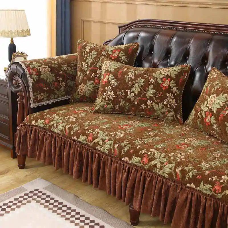 Le canapé en cuir brun avec des coussins et une housse à motifs floraux crée une ambiance chaleureuse et élégante dans cette pièce.