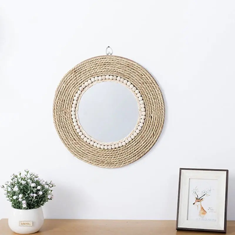 Miroir rond en rotin bronze dans une entrée lumineuse