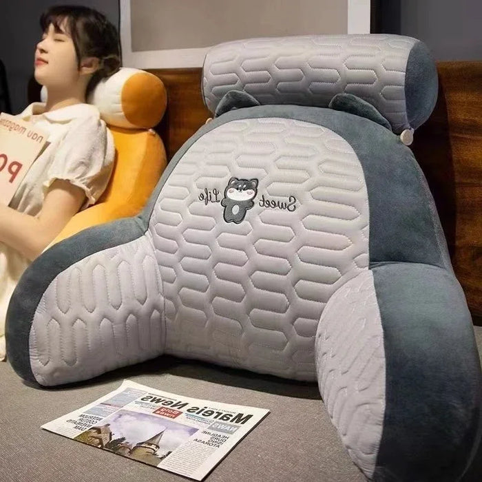 Coussin de tête de lit en mousse mémoire blanc sur un lit moderne