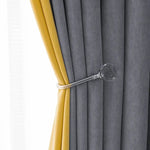 Détail du tissu velours avec motif fleur discret