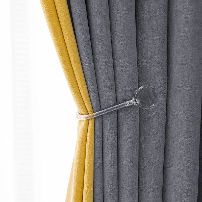 Détail du tissu velours avec motif fleur discret