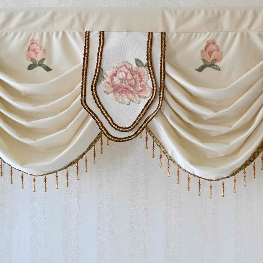rideau velours fleurs roses beiges franges dorées salon classique européen