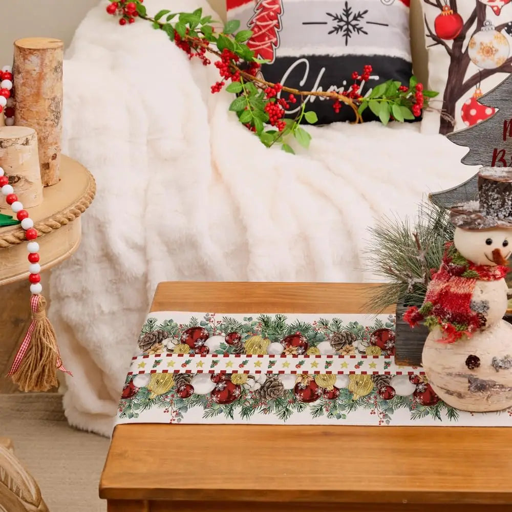 Cette image montre une décoration de Noël colorée et festive, avec des branches d'arbre, des baies rouges, des flocons de neige et un bonhomme de neige en peluche sur une table en bois.