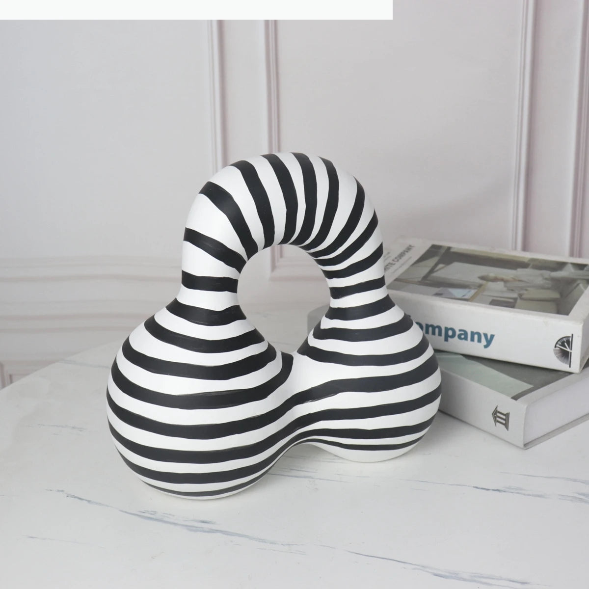 sculpture abstraite moderne ornement rayé noir blanc décoration intérieure contemporain