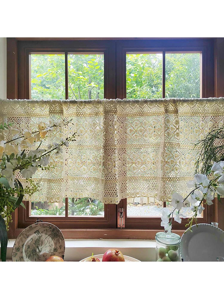 rideau semi transparent vintage motif floral crocheté beige clair fenêtre
