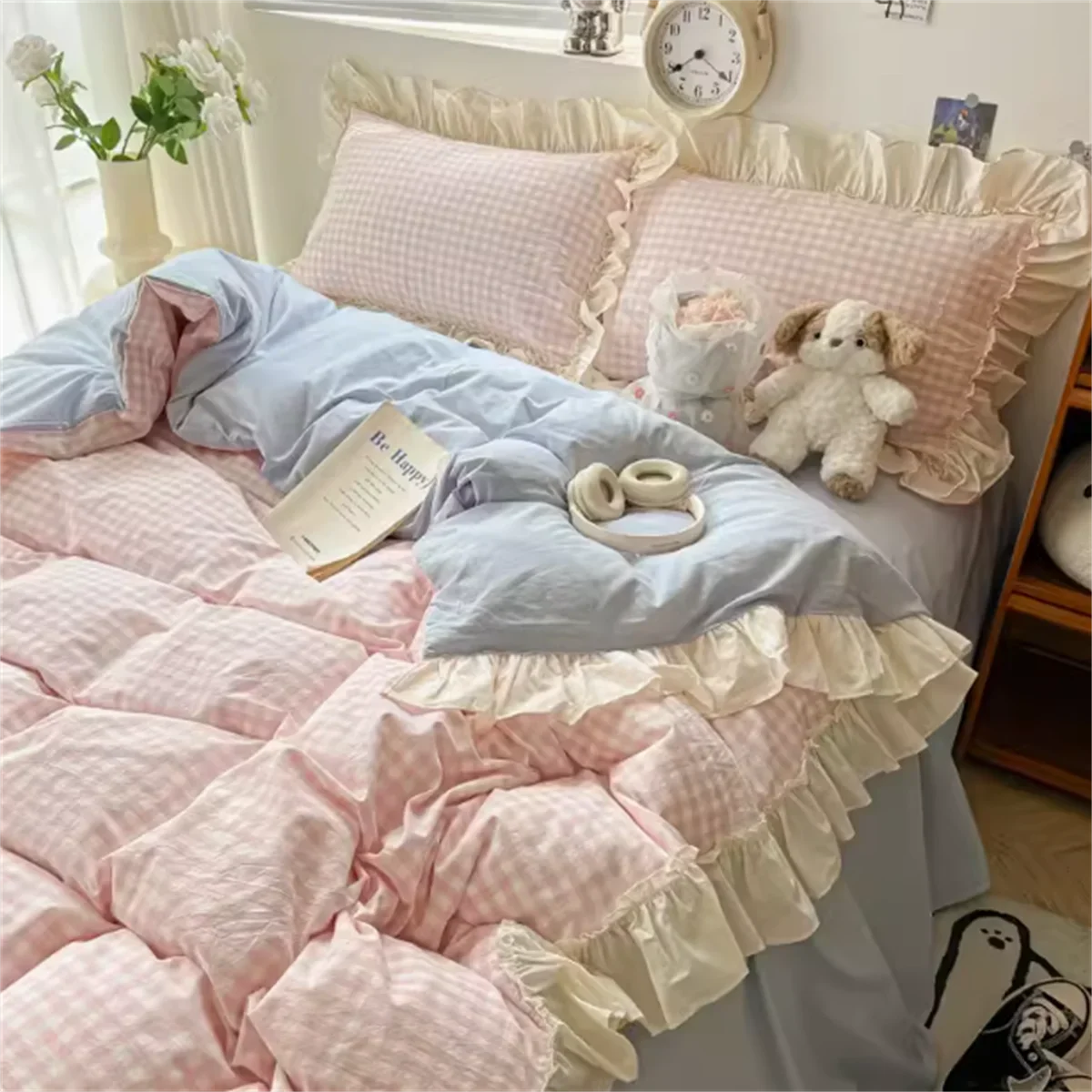 Parure de lit noire dans une chambre fille décorée style princesse